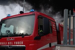 Taranto, fiamme in un appartamento tra via Liguria e via Puglia: evacuata palazzina di sette piani