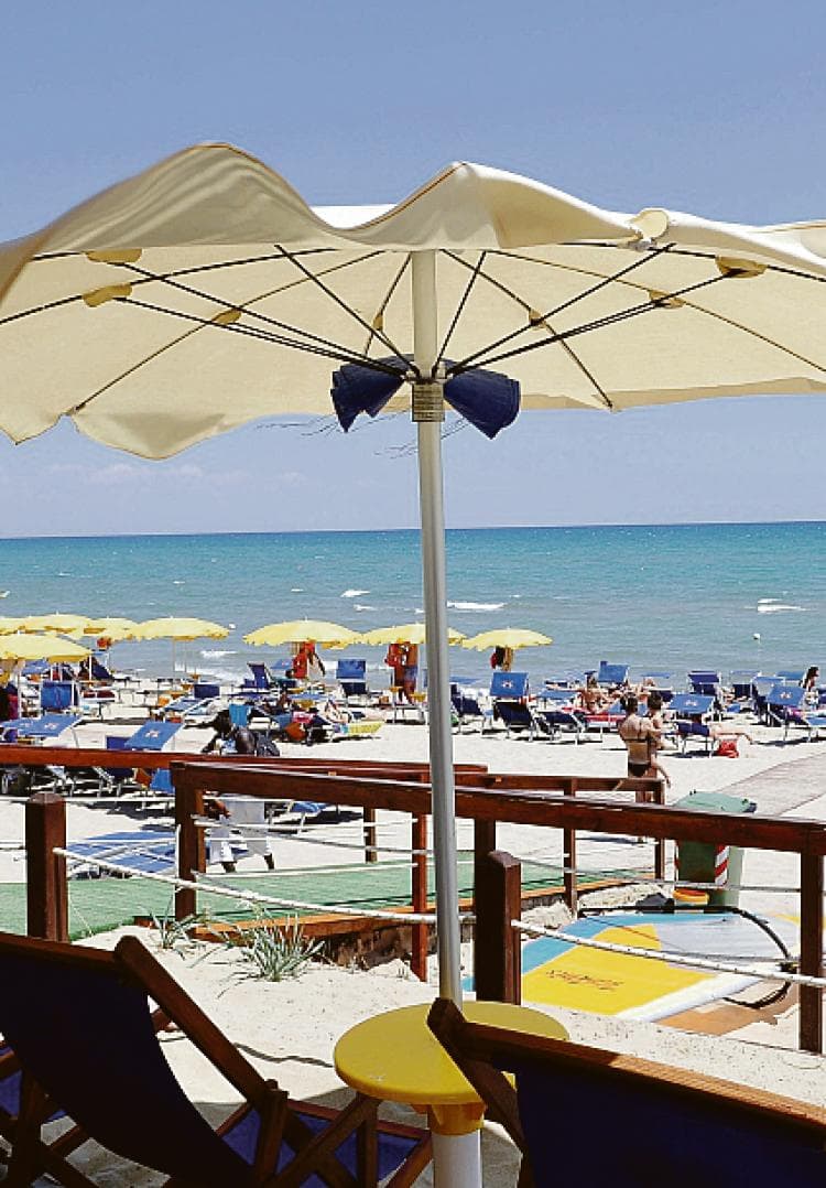 Lo psicologo arriva in spiaggia: in Puglia il lettino del terapeuta si sposta sotto l’ombrellone