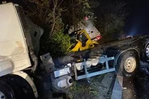 Incidente sulla Taranto-Grottaglie, carro attrezzi si scontra con un tir: mezzi fuori strada