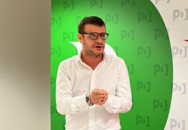 Puglia, il segretario regionale del Pd De Santis travolto dalle minacce sui social. "Ora basta, denuncio"