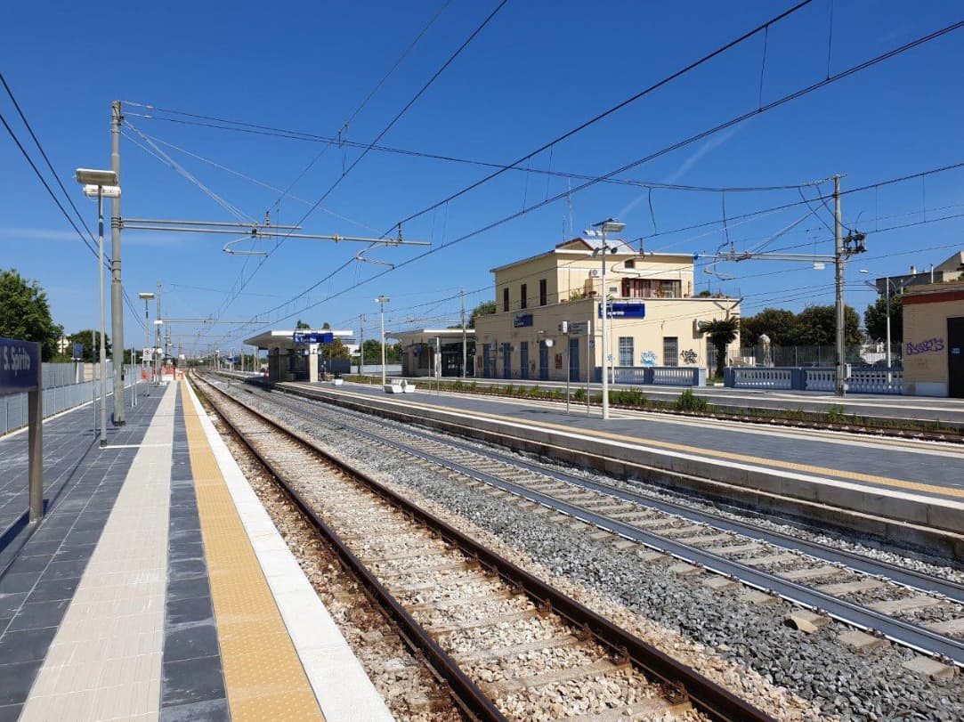 Incendio nella pineta di Campomarino, stop ai treni sulla Pescara-Bari: disagi per Frecce e Intercity