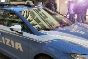 Taranto, aggredisce la compagna e la ferisce con un taglierino in un «incontro chiarificatore»: arrestato 46enne