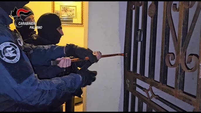 Armi dalla Puglia in Sicilia, la banda dei kalashnikov finisce in cella: «Un boss comandava dal carcere di Trani»