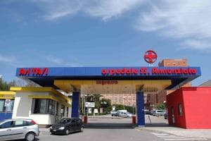 Taranto, tensioni in pronto soccorso: 26enne si sdraia su rampa e blocca le ambulanze, poi aggredisce 2 agenti. Arrestato