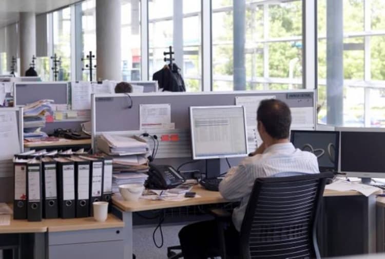 Al Nord si lavora 27 giorni in più: scatta l'allarme produttività. In Puglia è crollo