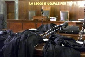 «Sposati o ti faccio uccidere», a Taranto 52enne iracheno a processo: avrebbe picchiato e minacciato la figlia