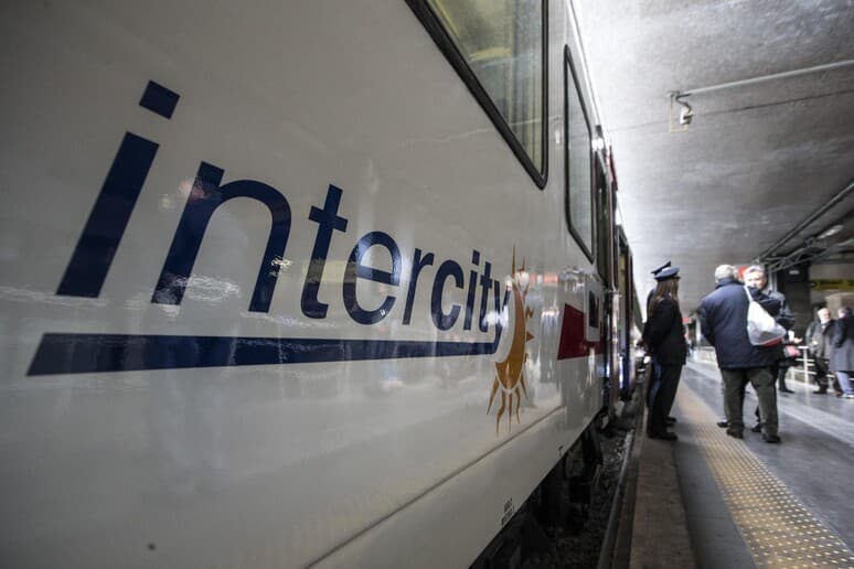 Gli Intercity tra Puglia e Calabria fermi per lavori: un’odissea andare da Catanzaro a Bari