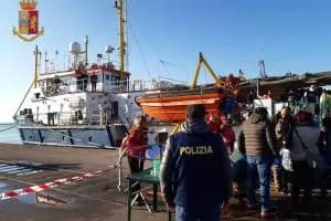 La nave Sea Watch sbarca a Taranto: a bordo 101 migranti, anche minori e donne incinte