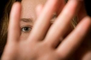 Taranto, un educatore finisce ai domiciliari: è accusato di violenza sessuale ai danni di una quindicenne