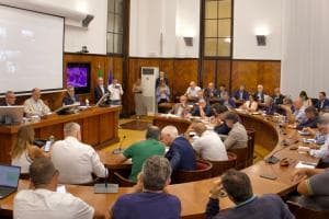 Ex Ilva, primo tavolo senza risposte. Pd Puglia: «Urso assente, disinteresse totale». I sindacati: «Riconvocarci a Chigi»