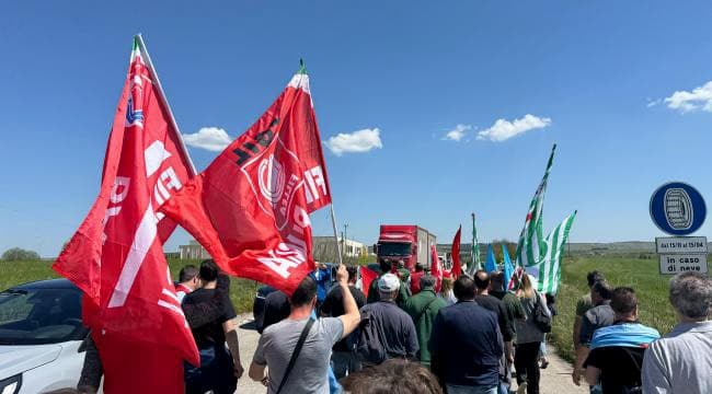 Vertenza Natuzzi, sindacati al contrattacco: «Stop a chiusure e sospensioni»