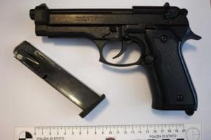Taranto, minaccia i passanti e il titolare di un bar con una pistola scacciacani: arrestato dopo una breve fuga