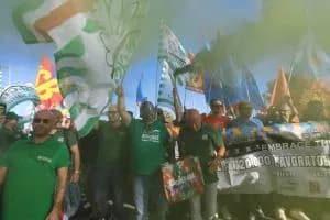 Ex Ilva, scatta la protesta dei lavoratori dell'indotto: bloccata la provinciale per Statte. «Servono garanzie» VIDEO