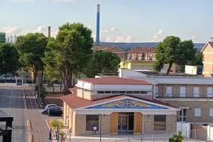 Taranto, la piccola chiesa all’ombra delle ciminiere nel quartiere Tamburi