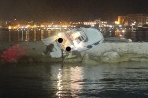 Taranto, motoscafo si schianta sulla diga foranea del porto: famiglia finisce in ospedale sotto shock