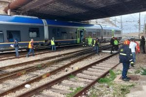 Sospesa la circolazione sulla Bari-Taranto tra Gioia e Palagianello: incendio nei pressi dei binari. Disagi per i passeggeri 