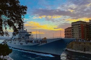 L’ultimo ammaina bandiera della Garibaldi: dopo 40 anni la nave lascia la sua Taranto