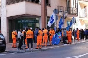 Taranto, protestano i lavoratori del servizio mensa dell'ex Ilva: «Senza lavoro e senza cassa»