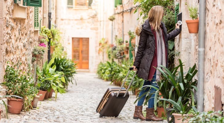 Le locazioni turistiche (imprenditoriali e non imprenditoriali) già registrate in DMS Puglia devono presentare Scia e Cia e stipulare una polizza assicurativa