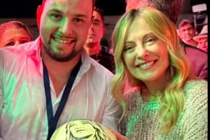 L'arte dell'intaglio in politica: lo chef di Maruggio scolpisce nell'anguria il volto di Giorgia Meloni 