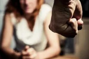 Furia cieca a Taranto: picchia per strada la ex e le spezza il setto nasale. Poi è messo in fuga dall'intervento provvidenziale di una donna