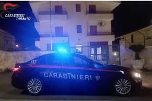 Pulsano, rubano un condizionatore in casa ma le telecamere li incastrano: due uomini arrestati