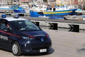 Taranto, prende a martellate una porta per occupare una casa già abitata: arrestato 42enne