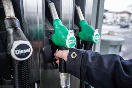 Anche Ip da domani mette un tetto ai prezzi di benzina e gasolio: è l'effetto della mossa di Eni