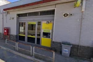 Torricella, cinque giovani migranti allontanati dall'ufficio postale: «Siete troppi tutti insieme»