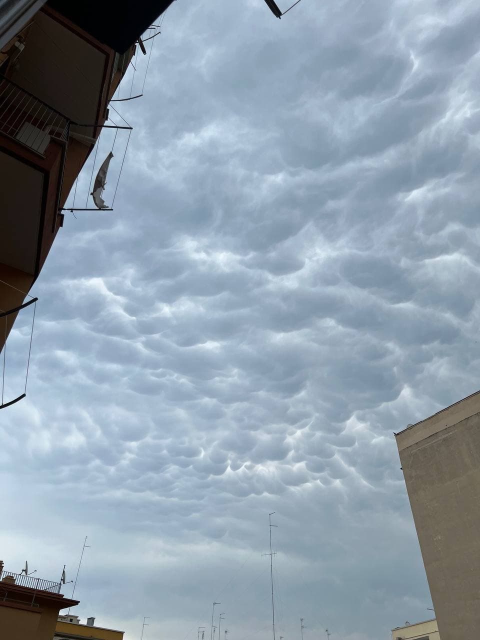 Maltempo in Puglia, prosegue fino al 18 agosto l'allerta gialla: spettacolari nubi Mammatus su Bari. Tornado tra Martano e Melendugno