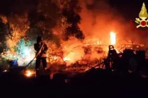 Manduria, vasto incendio nella notte: 28 auto e un immobile avvolti dalle fiamme VIDEO