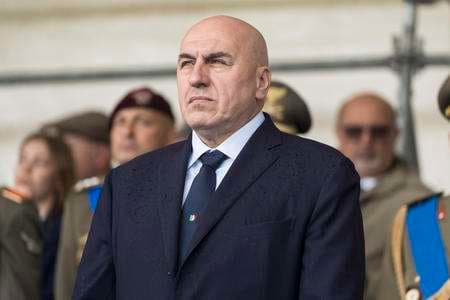 Crosetto bloccato a Dubai dopo l’attacco all’Iran, scontro politico sulla “marginalità” dell’Italia