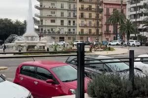 Taranto, ragazzi si tuffano nella fontana di piazza Ebalia: il video è virale