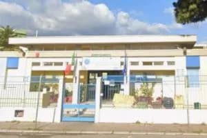 Taranto, madre aggredisce a pugni e schiaffi una maestra a scuola: «Ha colpito mia figlia»