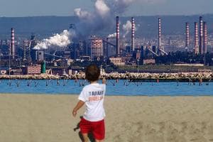 Il caso Ilva e l'emergenza salute: a Taranto si muore di più, soprattutto tra i bambini