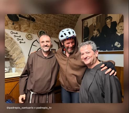 Jovanotti a San Giovanni Rotondo, in bici fa tappa dai frati di Padre Pio: «Domani a Barletta solo per un caffè»