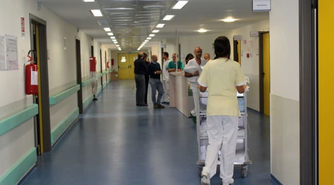 Sanità, oggi in giunta l'ok a 1.200 assunzioni. Decaro: «Il governo ci dia i soldi, sennò salta tutto»