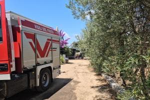 Fulmine colpisce un deposito agricolo e scatena un maxi incendio tra Martina Franca e Noci
