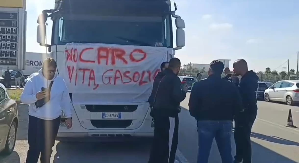 Blocchi per il caro gasolio, l'allarme di Coldiretti: «Aziende in sofferenza, a rischio le filiere ortofrutta e latte»