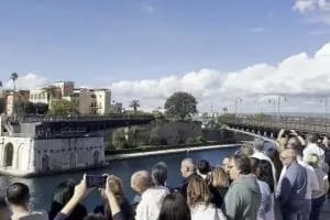 Taranto, il Ponte Girevole si apre per i 100 anni della Scuola di Comando Navale VIDEO