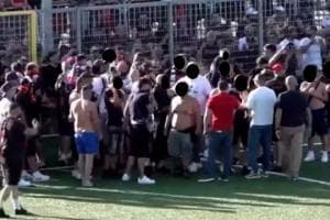 La caccia all'uomo in campo dopo Taranto-Gladiator, denunciati 12 tifosi rossoblu