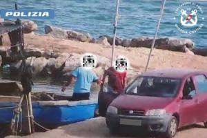 Taranto, scoperto maxi allevamento abusivo di mitili nel Mar Piccolo: sequestrate 20 tonnellate di cozze