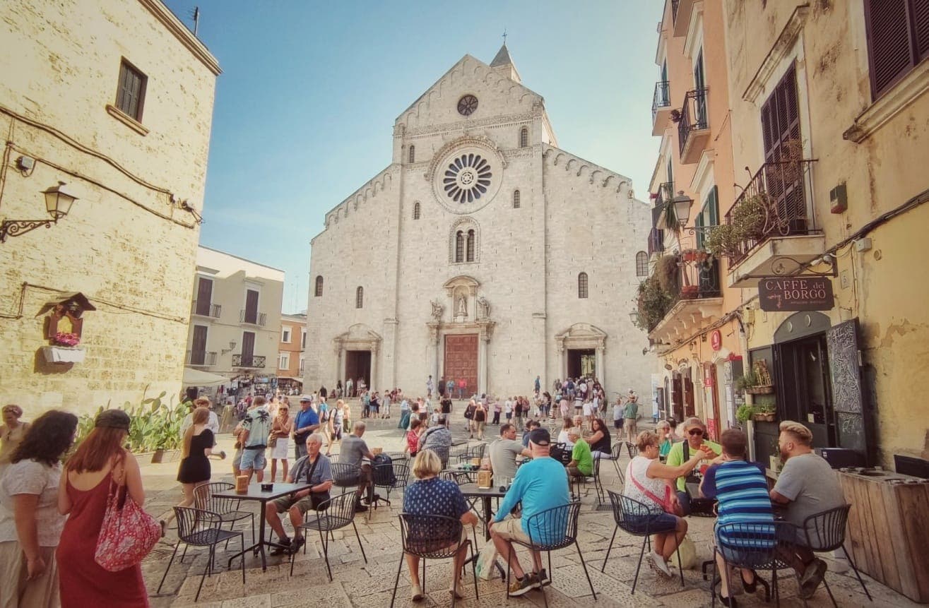 Puglia, sanzioni per mancata comunicazione flussi turistici: si valuta la modifica della norma