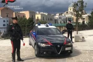 Paura a Massafra, distrugge auto a colpi di spranga e minaccia di morte la madre: arrestato 34enne 