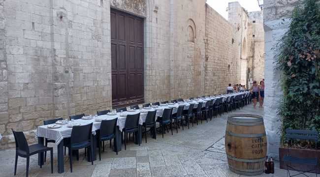 Puglia, ecco l'altra faccia della bellezza: i centri storici diventano tavolate a cielo aperto